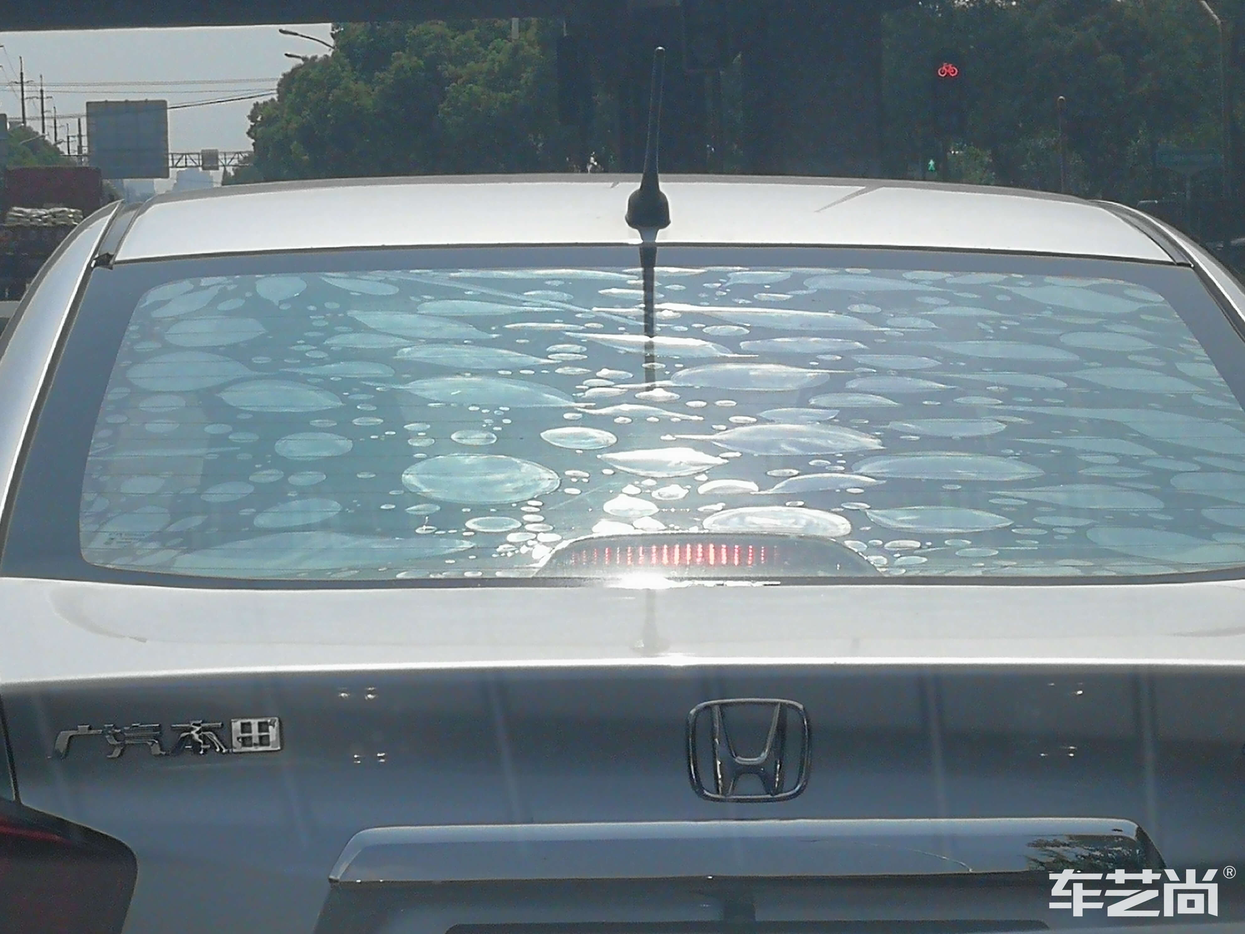 车膜内出现起泡要怎么处理？