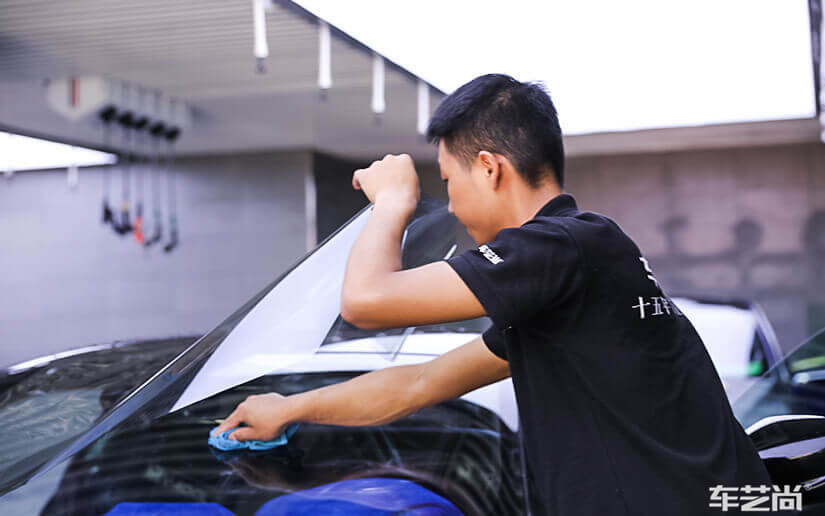 汽车刚贴膜不慎开窗怎么办？