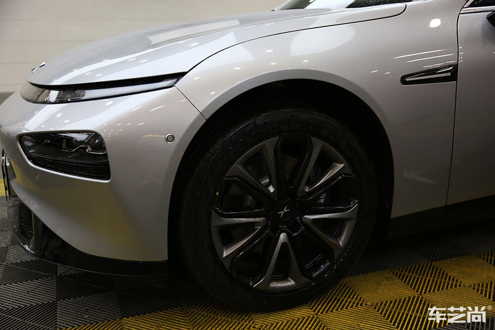 汽车镀晶和隐形车衣有什么区别？哪个对车漆的影响比较大？