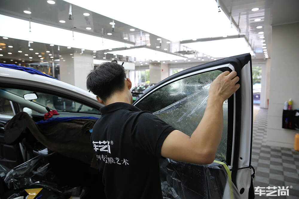 汽车贴膜贴在哪里？车内还是车外？