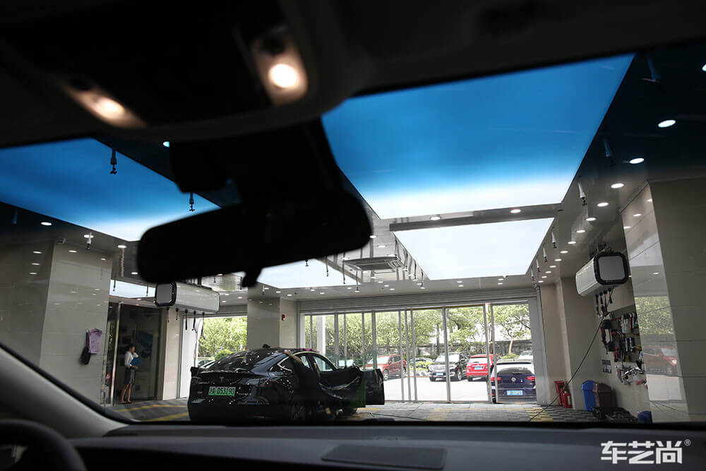 汽车膜是贴在车内还是车外？