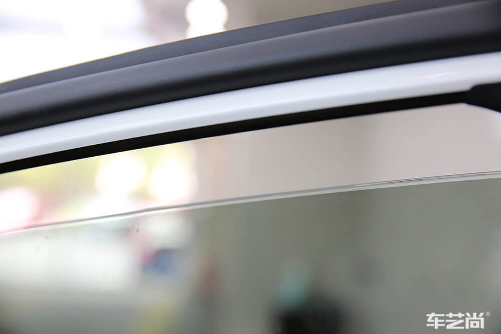 汽车贴膜，贴在车内还是车外？