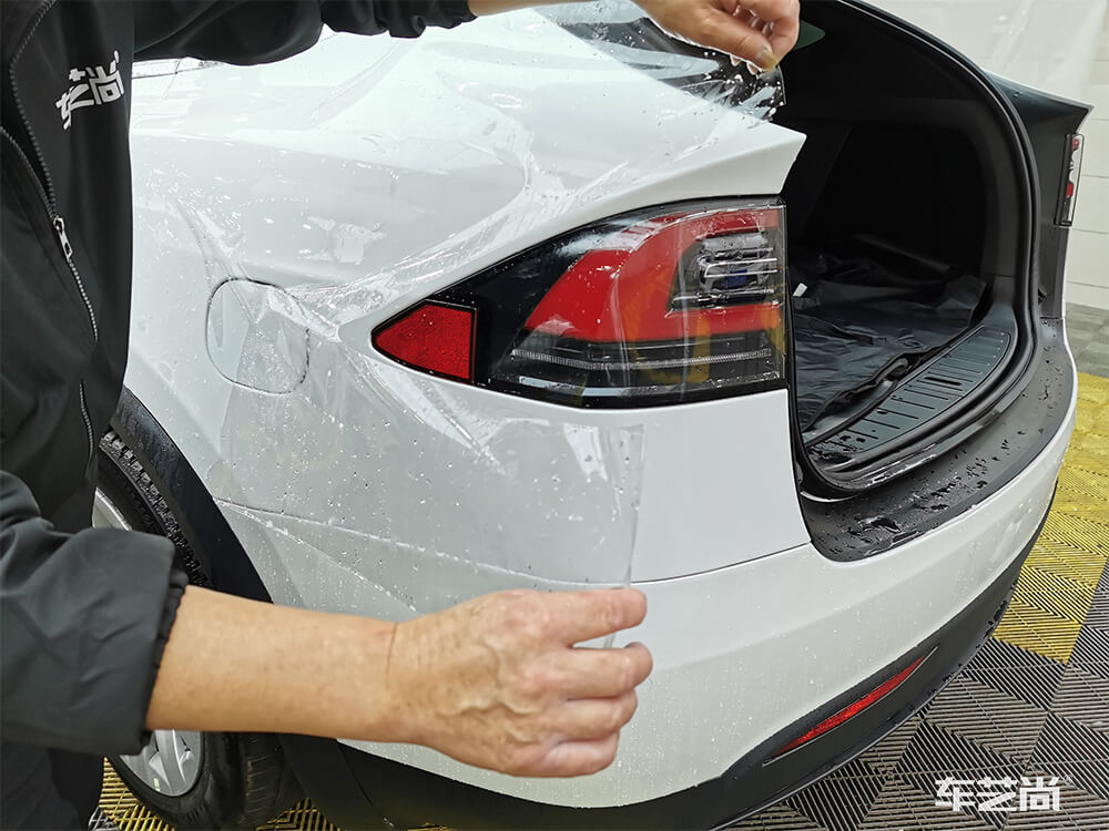 汽车贴了隐形车衣之后还用喷漆么？