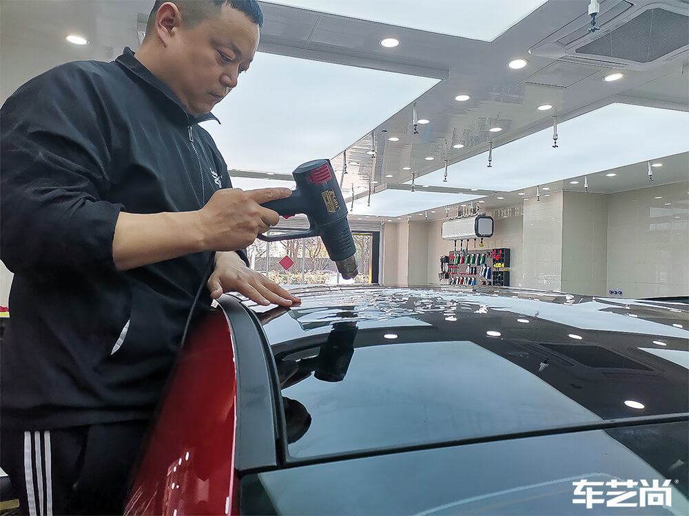 红色奔驰A200装贴龙膜玻璃膜，施工展示（4）