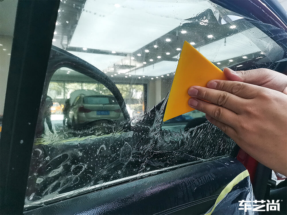 红色奔驰A200装贴龙膜玻璃膜，施工展示（11）