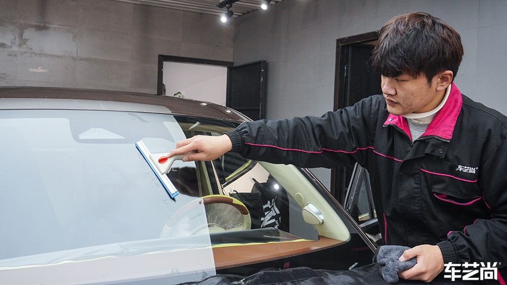 长城欧拉好猫装贴龙膜玻璃膜施工过程展示（图二）