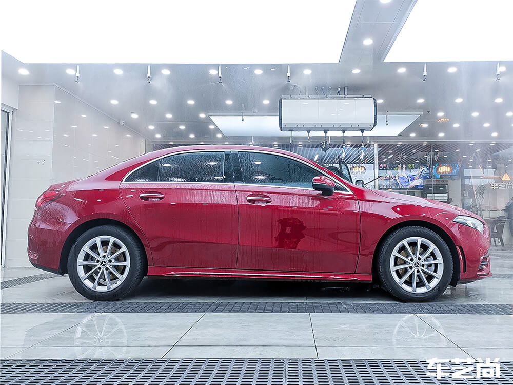 红色奔驰A200装贴龙膜玻璃膜，施工展示（1）