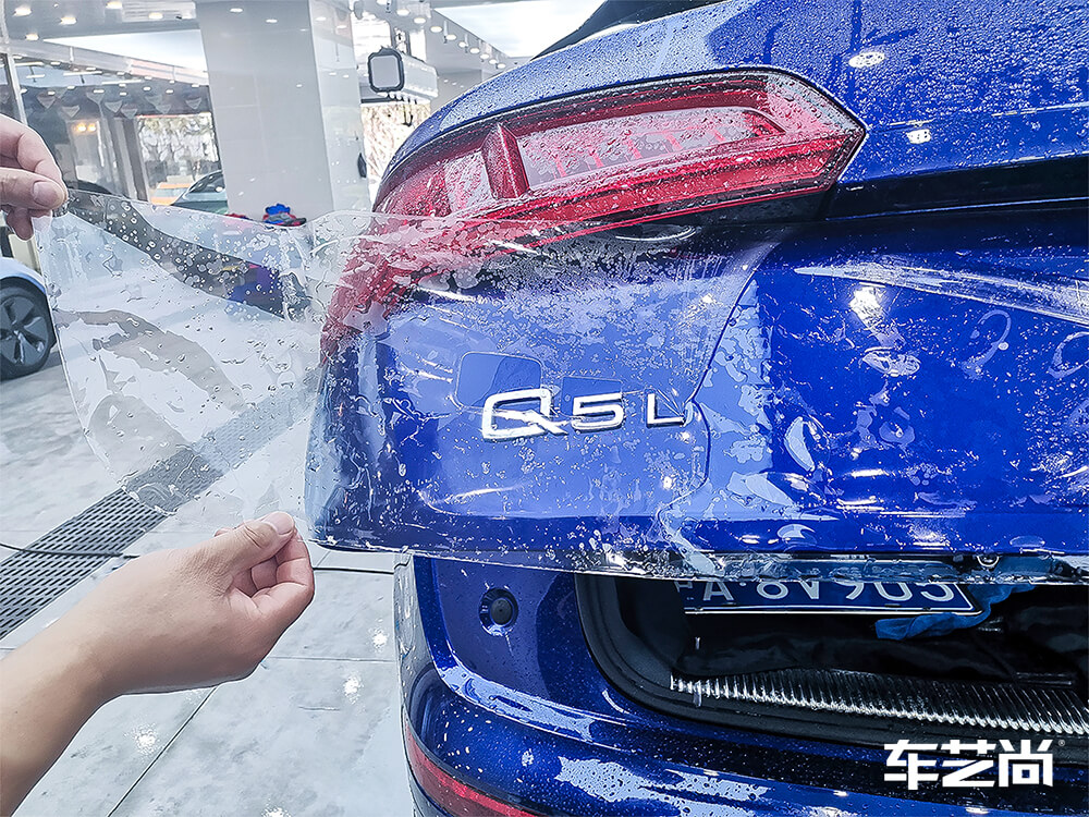 蓝色奥迪Q5全车装贴龙膜隐形车衣，施工展示（10）