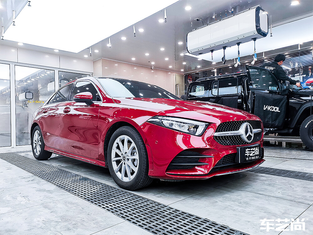 红色奔驰A200装贴龙膜玻璃膜，施工展示（15）