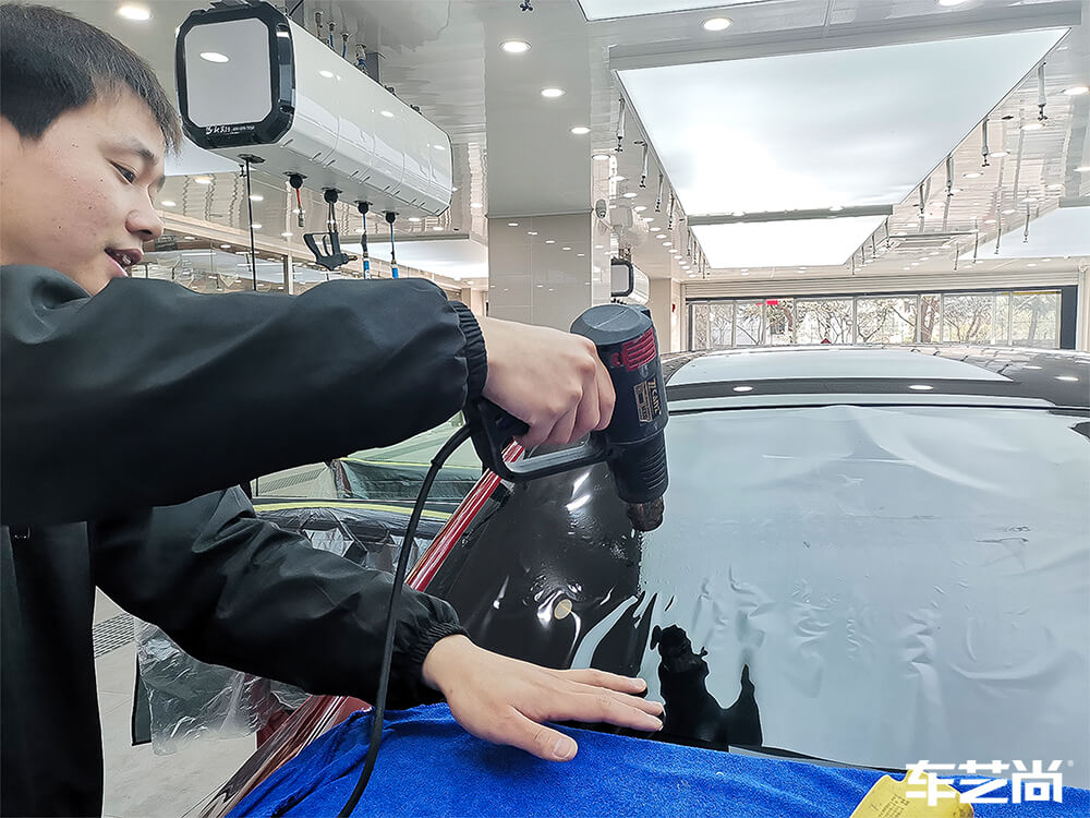 红色奔驰A200装贴龙膜玻璃膜，施工展示（3）