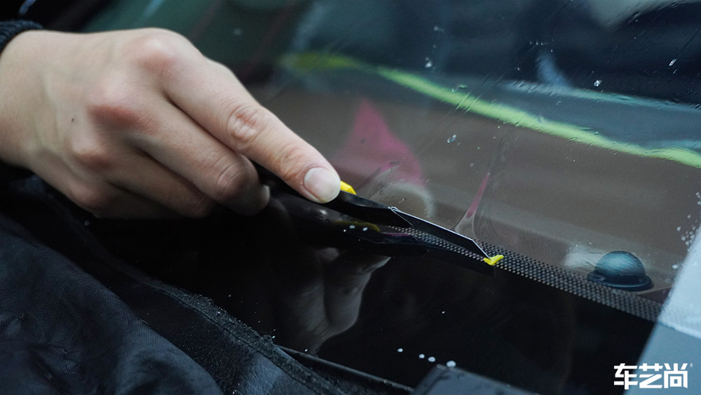 长城欧拉好猫装贴龙膜玻璃膜施工过程展示（图三 垫片裁膜）