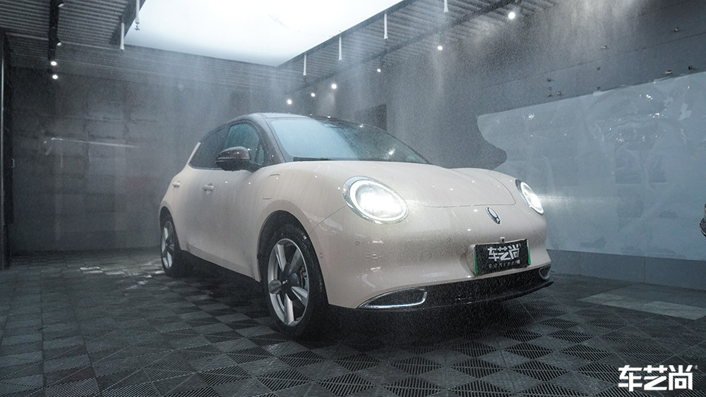 长城欧拉好猫装贴龙膜玻璃膜施工过程展示（图一 无尘喷淋）