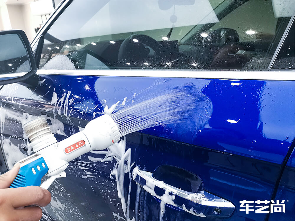 蓝色奥迪Q5全车装贴龙膜隐形车衣，施工展示（4）