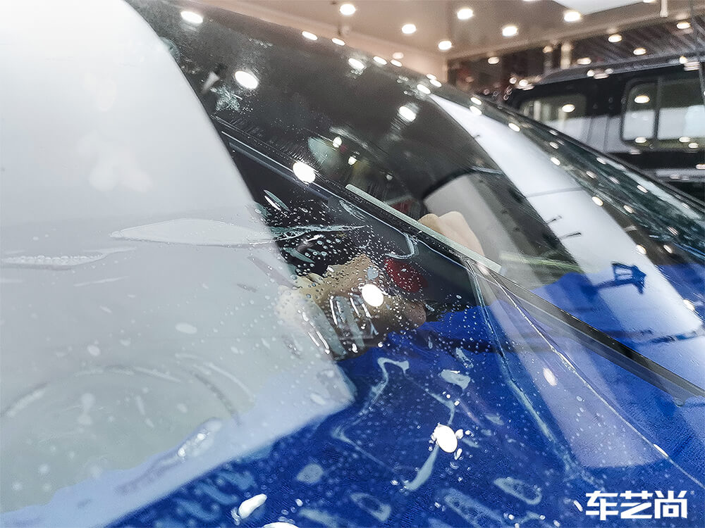 红色奔驰A200装贴龙膜玻璃膜，施工展示（7）