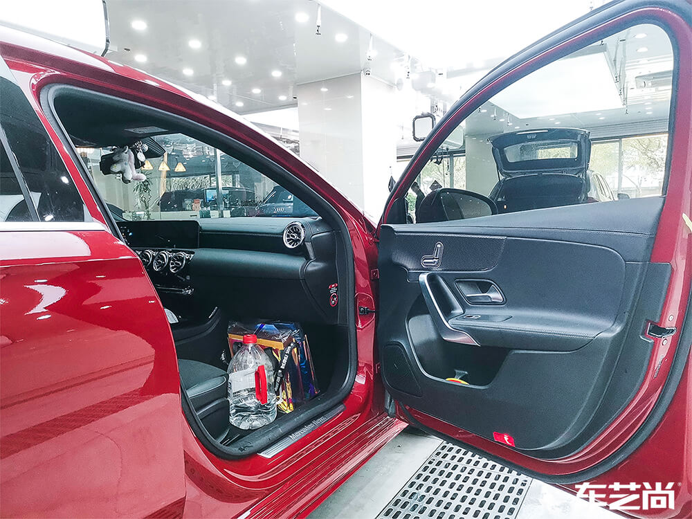 红色奔驰A200装贴龙膜玻璃膜，施工展示（13）