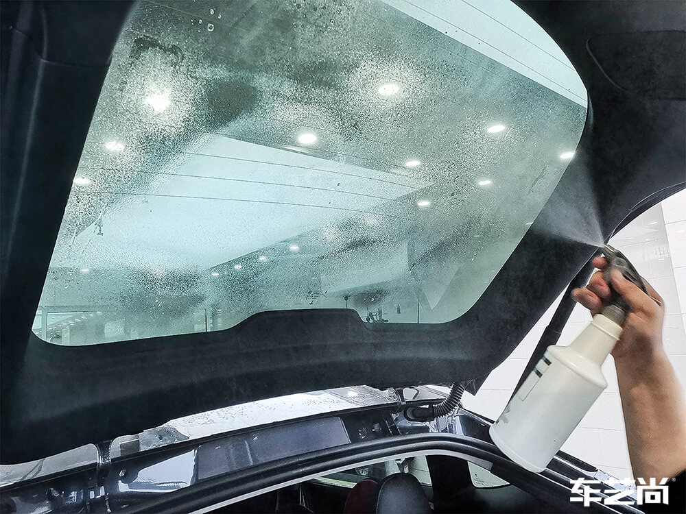 红色奔驰A200装贴龙膜玻璃膜，施工展示（10）