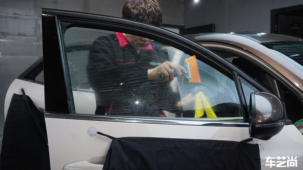 长城欧拉好猫装贴龙膜玻璃膜施工过程展示（图四）