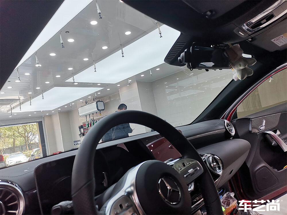 红色奔驰A200装贴龙膜玻璃膜，施工展示（14）