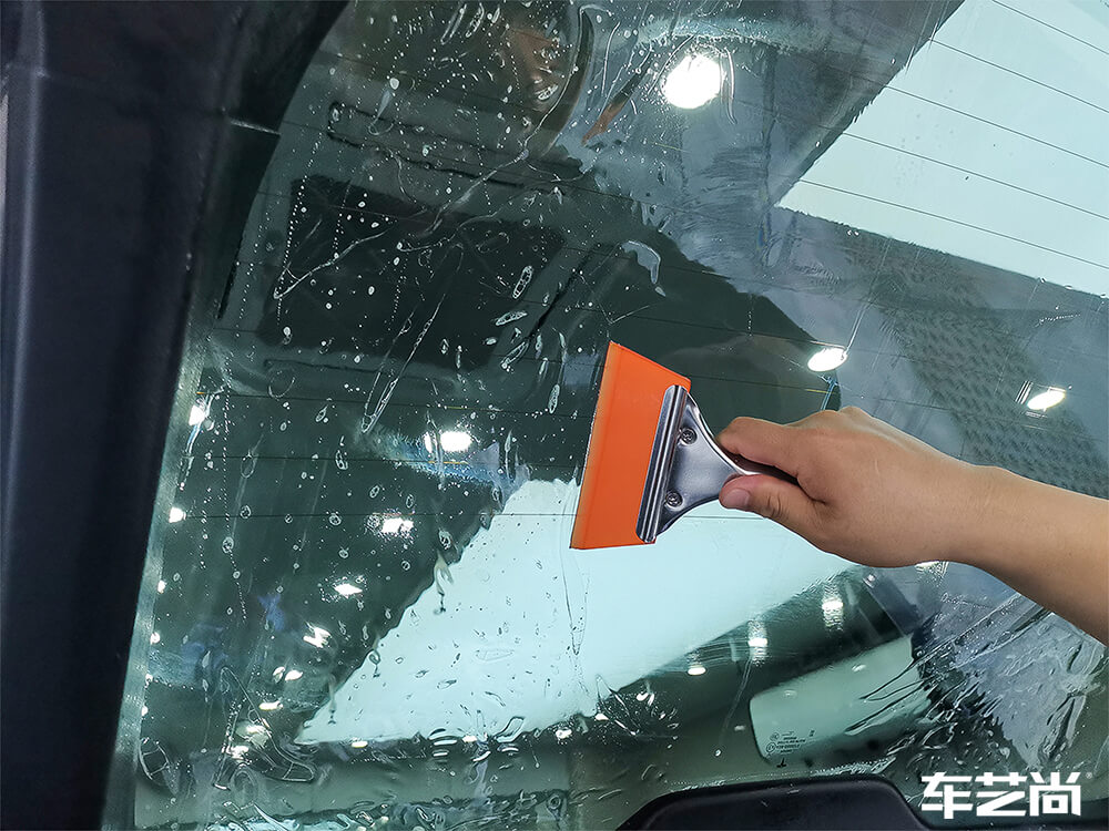 红色奔驰A200装贴龙膜玻璃膜，施工展示（9）