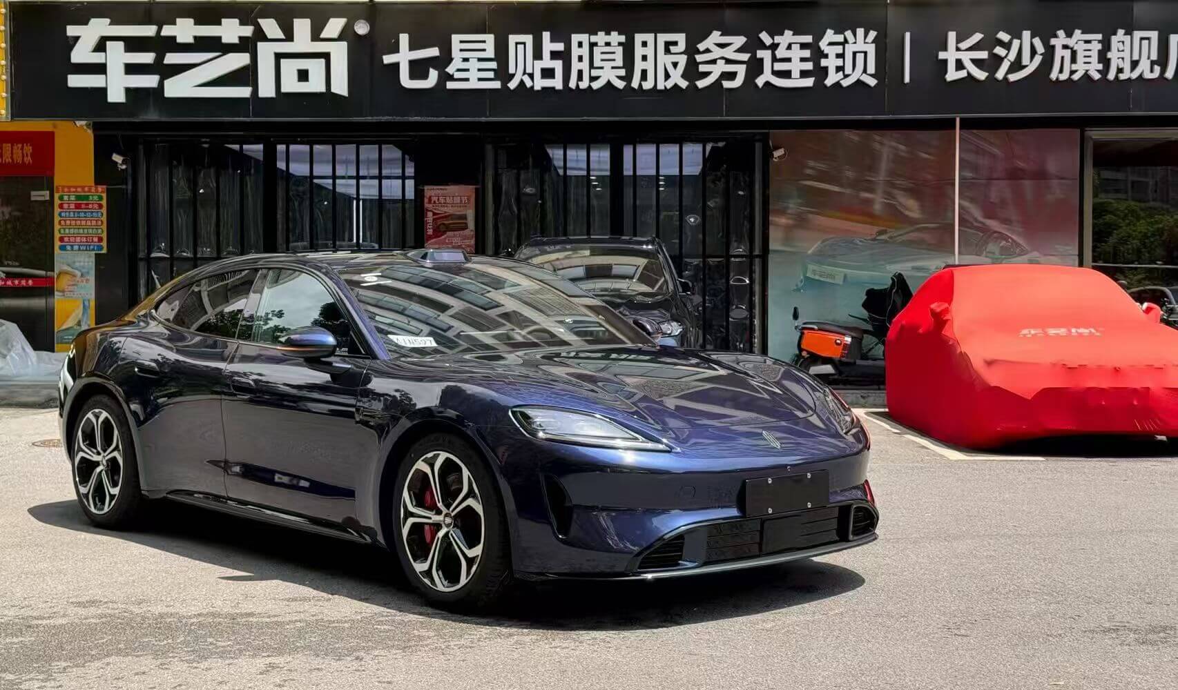 长沙汽车贴膜怎么选？车艺尚长沙龙膜授权店 适配星城气候更耐用
