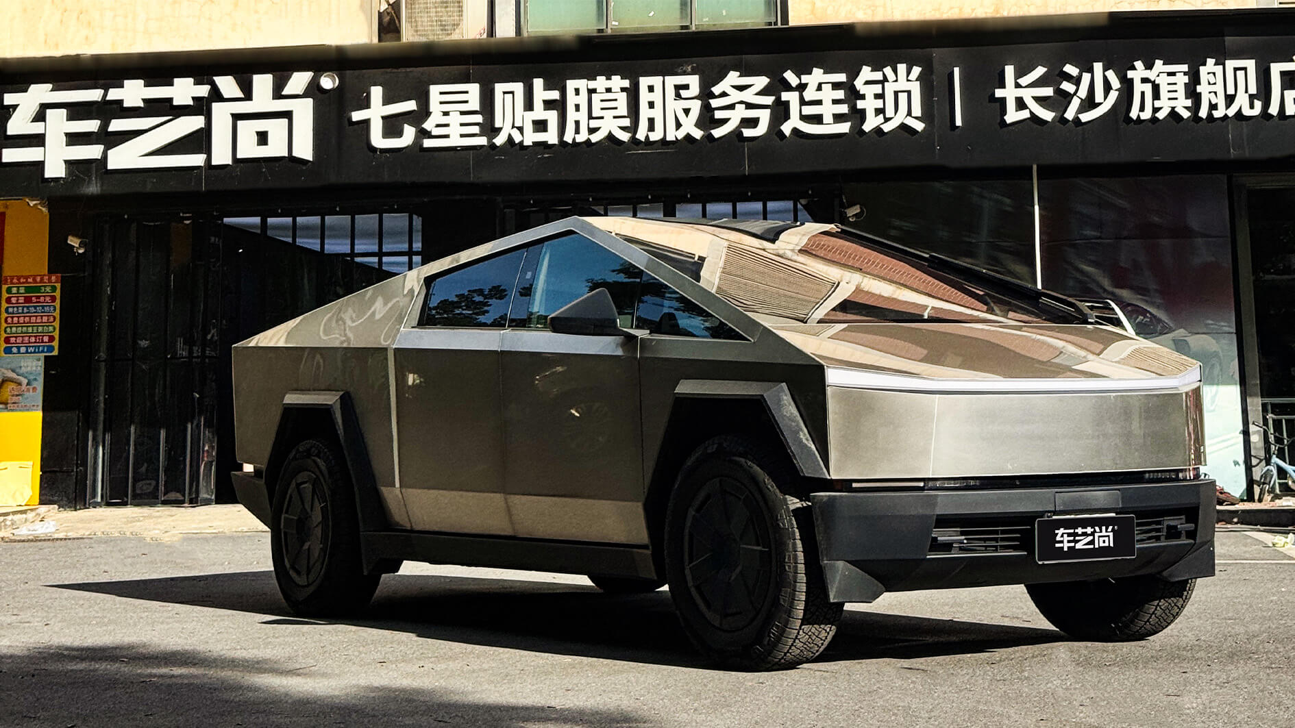 长沙汽车贴膜怎么选？车艺尚长沙龙膜授权店 适配星城气候更耐用
