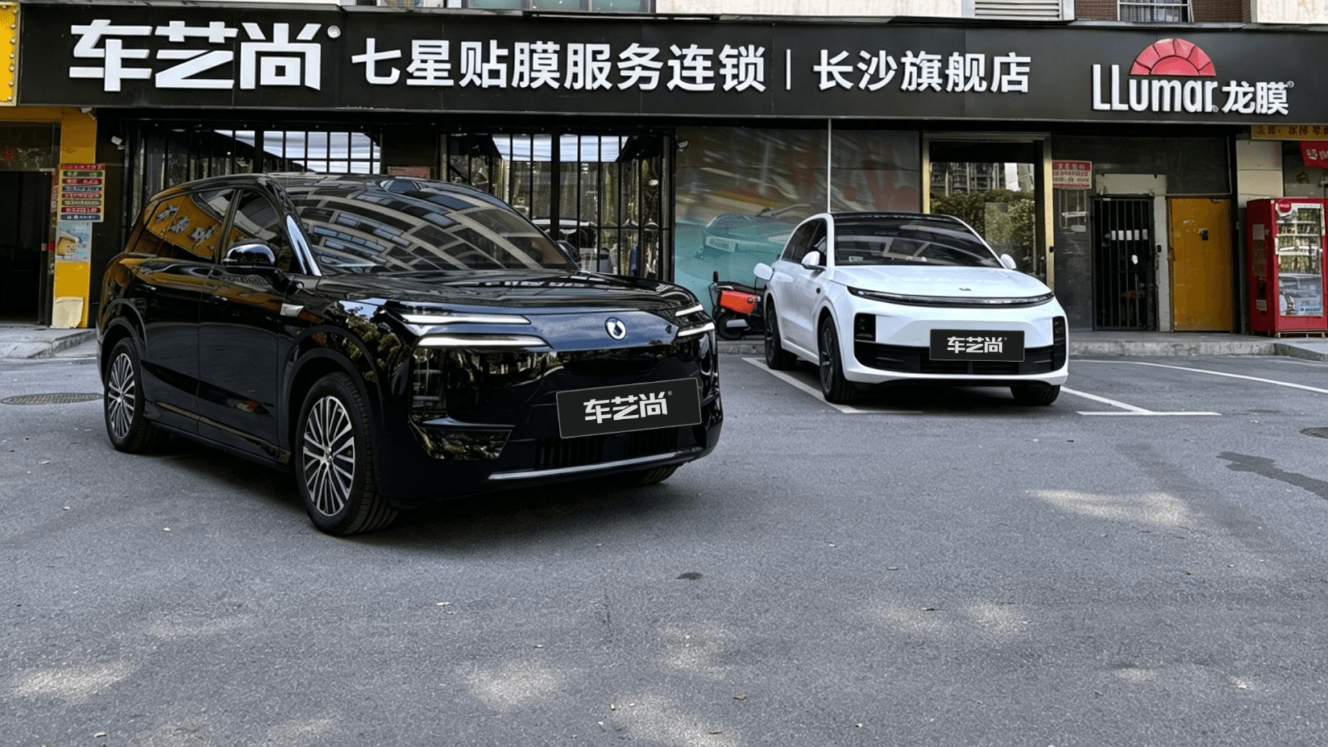 小鹏车主为什么在车艺尚长沙龙膜店贴膜：无框车门与视觉方案的施工组合
